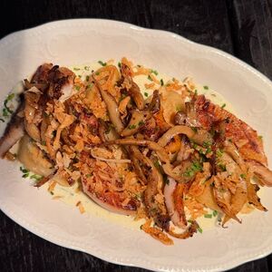 Вареники с лисичками, картофелем и свиной грудинкой 