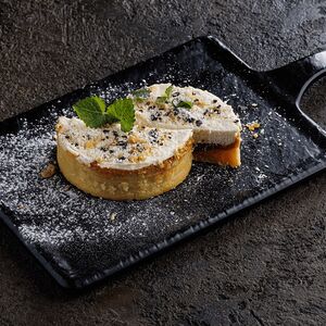 Морковная тарталетка с кокосовым кремом и малиновым джемом