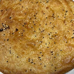 Лепешка слоеная с луком 