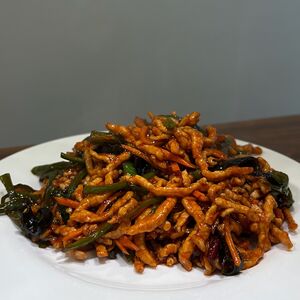 Жареные кусочки свинины в остром соусе