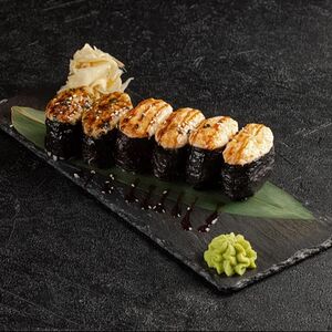 Хот Бермуды с лососем, угрём, креветкой