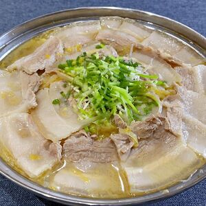 Жареные ломтики грудинки с квашеной капустой 