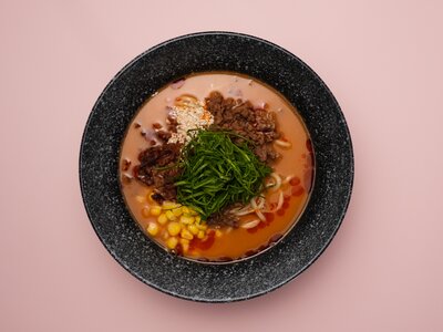 Кунжутный рамен с пряным фаршем и криспи беконом