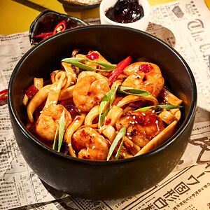 Вок Тигровыми креветками в остром тайском соусе