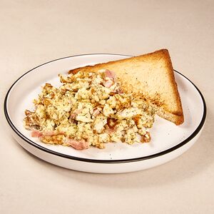 Омлет скрэмбл с ветчиной, сыром и тостом