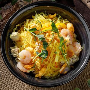 Смешанная рисовая лапша с креветками, курицей, овощами и яйцом