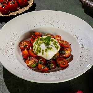 Салат с сыром буррата и томатами 
