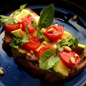 Брускетта с пряным томатом и авокадо