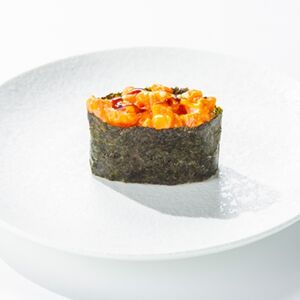Гункан с лососем под соусом том-ям (1 шт.)
