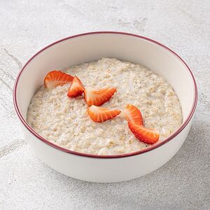 Каша овсяная с клубникой 