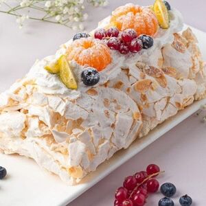 Меренговый рулет с малиной 