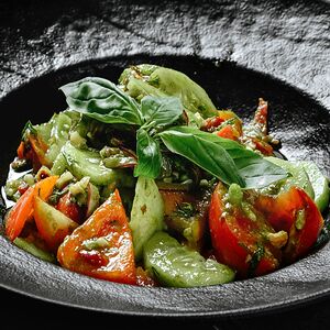 Салат овощной с песто и грецким орехом