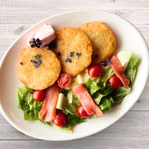 Драники с лососем и муссом крем-тобико