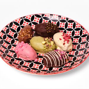 Ассорти фаршированных фиников в шоколаде