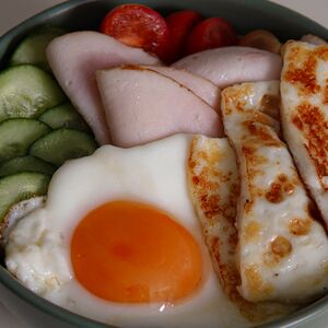 Гречка-боул с пармезаном, овощами, жареным халуми, индейкой и яйцом