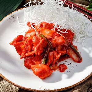 Кусочки куриного филе в чесночном соусе