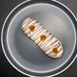 Эклер с грушей и сыром