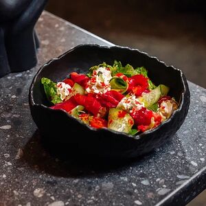 Салат с лососем гравлакс и апельсиновым соусом 