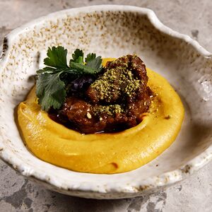 Томленые щечки с пюре из печеной айвы