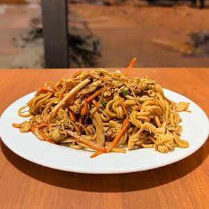 Жареная лапша с овощами 