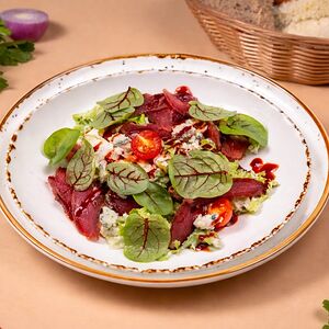 Салат с утиным вяленым мясом и малиновым соусом