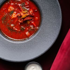 Солянка по-домашнему с копченостями и сметаной