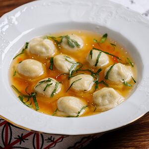 Волжские пельмени с рыбным бульоном