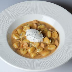 Ньокки с белыми грибами, перечным соусом и трюфельным кремом