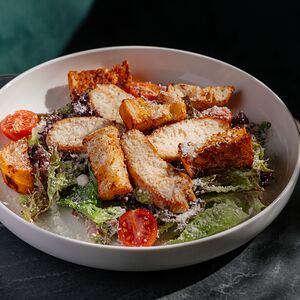 Цезарь с курицей в классическом соусе