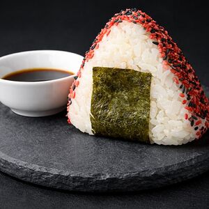 Онигири с тунцом