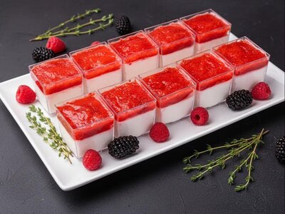 6 Панна котты с клубникой
