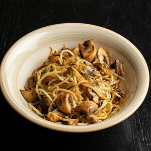 Спагетти с луком и шампиньонами