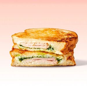 Гриль чиз с цыплёнком и песто моцареллой и базиликом