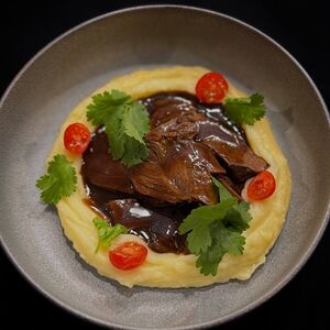 Говяжьи щеки в соусе порто с картофельным пюре