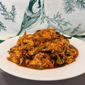 Жареный омлет в остром соусе с овощами 
