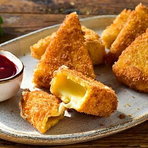 Жареный сулугуни с ягодным топпингом