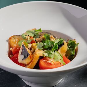 Теплый салат с баклажанами и кинзой