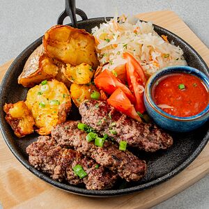 Домашняя сковородка с биточками из говядины и запечённым картофелем 