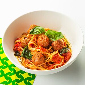 Паста с фрикадельками из соевого мяса в томатном соусе