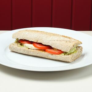 Багет с моцареллой и песто