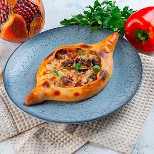 Хачапури-лодочка с копченым сыром сулугуни, курицей и грибами