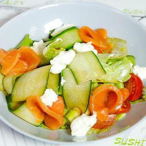 Салат с кабачком и форелью 