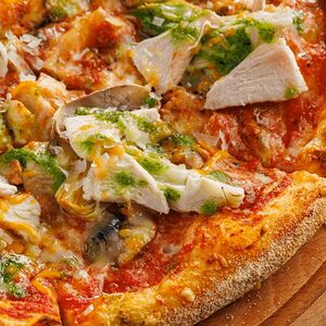 Пицца с артишоками, халапеньо и курицей песто