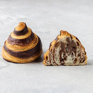 Слоеная булочка с шоколадно-ореховой начинкой