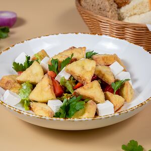 Салат с жареными баклажанами и сыром «Фета»