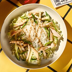 Салат с цыпленком и жареной фунчозой