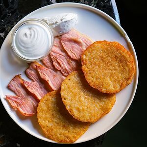 Драники с беконом и сметаной
