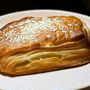 Слойка с ветчиной и сыром
