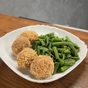 Фишболлы из лосося с жареной фасолью