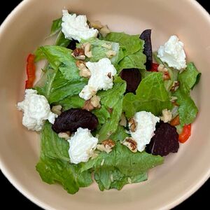 Салат с вяленой свеклой, печеным перцем и кремовой заправкой